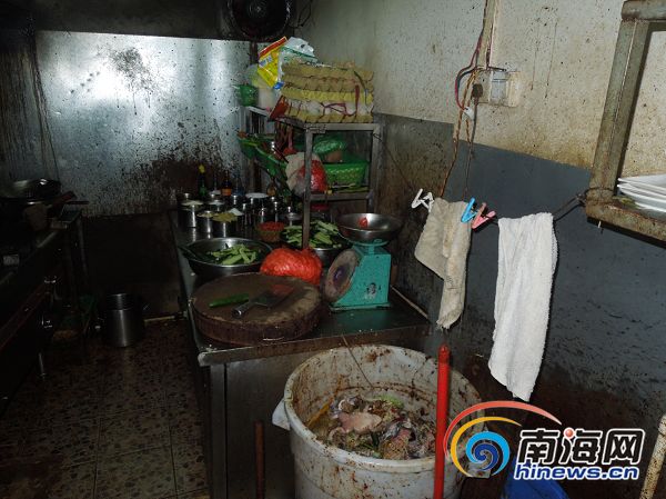    "湘味香辣坊"的厨房地面污水横流,未加盖的垃圾桶