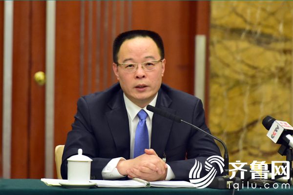 全国人大代表,山东省委常委,常务副省长孙伟参加审议,并回答记者提问.