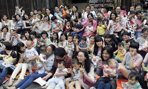 图为福建母乳妈妈联盟组织的母乳快闪活动