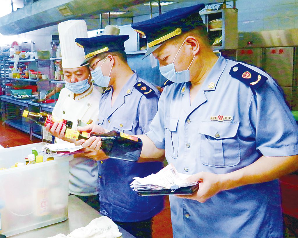 局执法人员对该市4个考点学校食堂及考生定点饭店进行食品安全监管