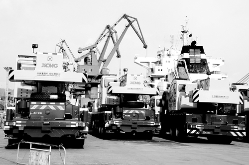 今年1至8月份连云港港口累计出口各类车辆83