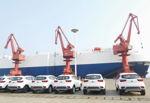 430辆上汽名爵汽车在江苏连云港港口装船出口