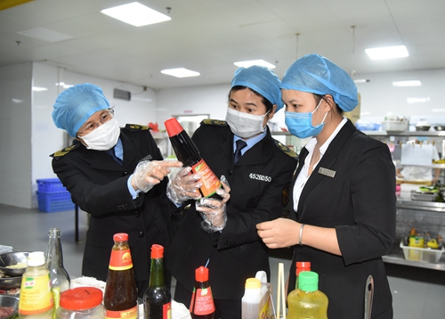 4月26日,工作人员在崇左市天湖大酒店后厨操作间检查食品配料卫生安全