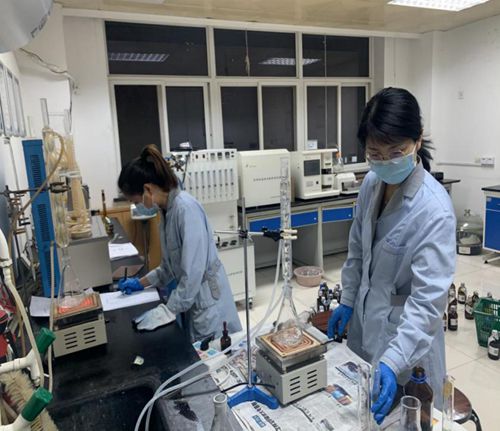 深夜,化验员们仍在化验室忙碌着