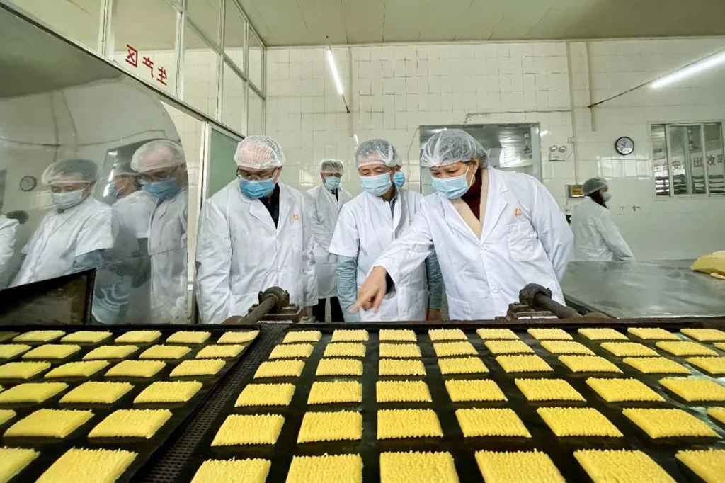 广西柳州市政府副市长卢柳屏率队开展节前食品安全调研