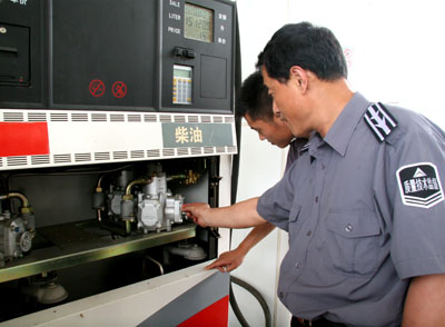 [图文]江苏东海质监开展加油机计量检定