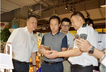 深圳市食品药品监督管理局开展五进进超市活