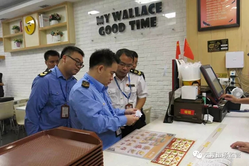 广东省云浮市：“查餐厅”行动再出击 继续走进“网红”餐厅