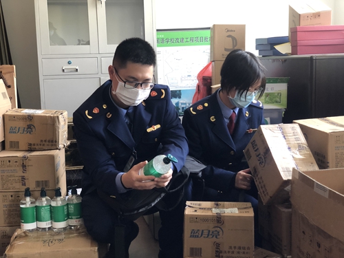 内衣质检员_内衣美女