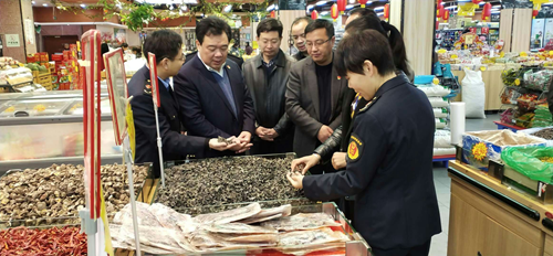 江西省吉安县政府领导视察春节期间市场供应和
