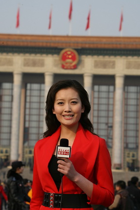 美女记者着红装跑两会