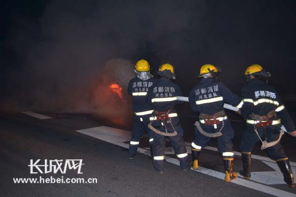 图：消防官兵奋力灭火。郝笑囡 候立胜摄