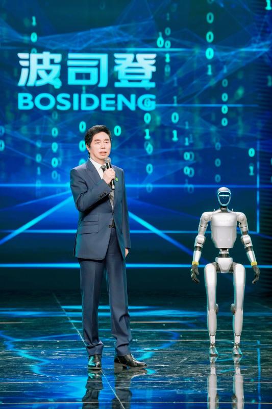 6高德康对话宇树机器人“小宇”-1.jpg