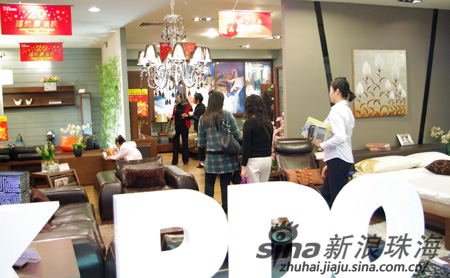 不少顾客乘回馈让利一家子选购心仪家具准备过年 不少顾客乘回馈让利一家子选购心仪家具准备过年