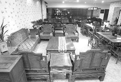 袁家岗,某家具店的红木家具无人问津。 记者 龙在全摄 袁家岗,某家具店的红木家具无人问津。 记者 龙在全摄
