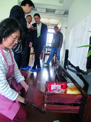 消费者向专家们展示已经脱胶的红木家具 消费者向专家们展示已经脱胶的红木家具