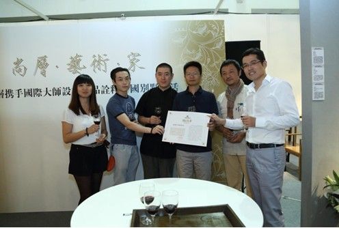 图为尚层装饰与艺术家们进行签约 图为尚层装饰与艺术家们进行签约