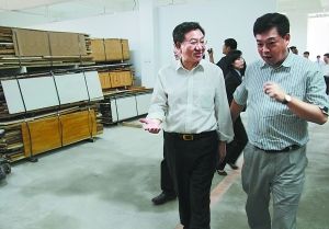 商务部副部长姜增伟左在居然之家总裁汪林朋右陪同下视察居然之家旧家具回收处理中心 商务部副部长姜增伟左在居然之家总裁汪林朋右陪同下视察居然之家旧家具回收处理中心