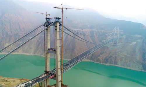 雅康高速公路控制性工程之一泸定大渡河兴康特大桥钢桁梁成功合龙