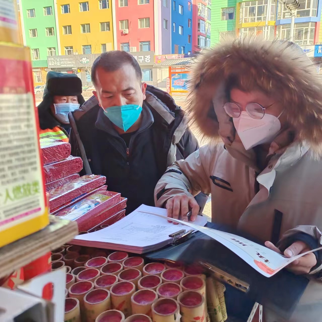执法人员检查中.jpg