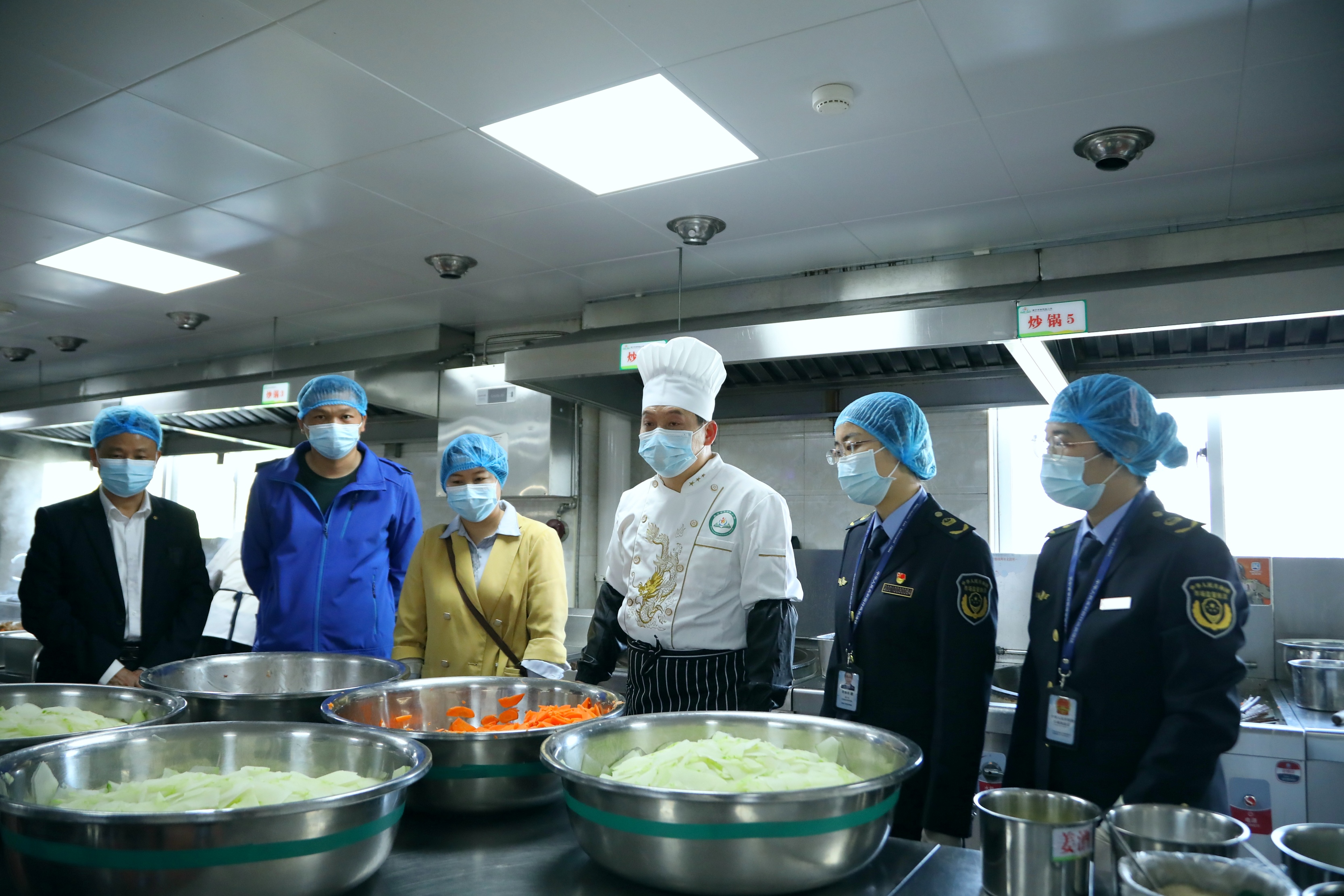 南宁市市场监管局高新分局执法人员对学校食堂后厨进行检查。（何正君 摄）.jpg