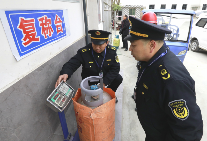 突查“鬼秤” 湖北省竹山县城关市场监管所开展瓶装液