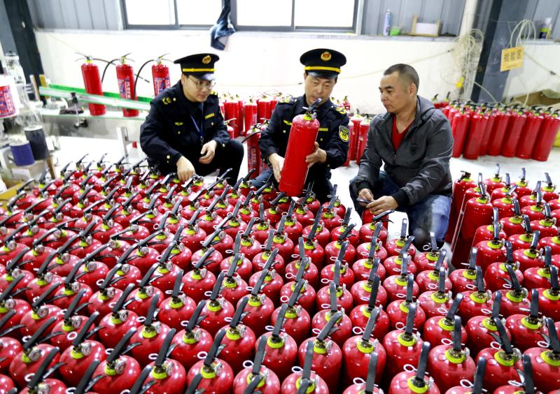 湖北省竹山县溢水市场监管所：检查灭火器   筑牢“防火墙”_11月1日，湖北省竹山县市场监管局溢水市场监管所执法人员深入位于溢水镇涧沟村的湖北亿水消防科技有限公司，开展灭火器产品质量专项执法检查。_1496a92e394247e89feeeb02a2267f63.jpg