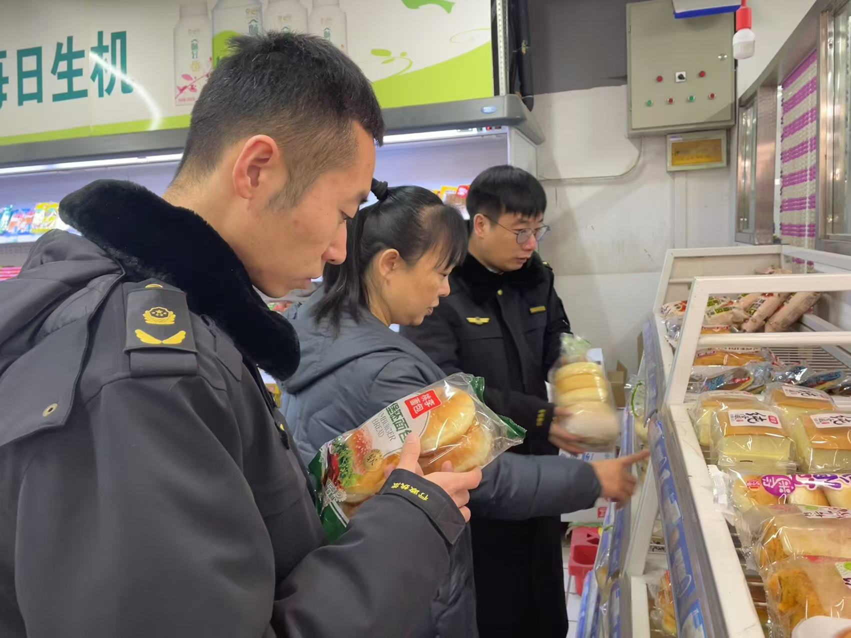 伊春市市场监督管理局友好分局全力保障市场秩序稳定_95c41fd65df0b92d91472b1f0c09212.jpg_584836e7743c435b889f3e5c39b9879d.jpg