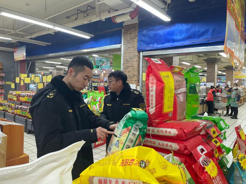 伊春市市场监督管理局友好分局全力保障市场秩序稳定_98032a077cadd925875b5e10acb88c0.jpg_d94536011a0240da95dd349a1946b7c8.jpg