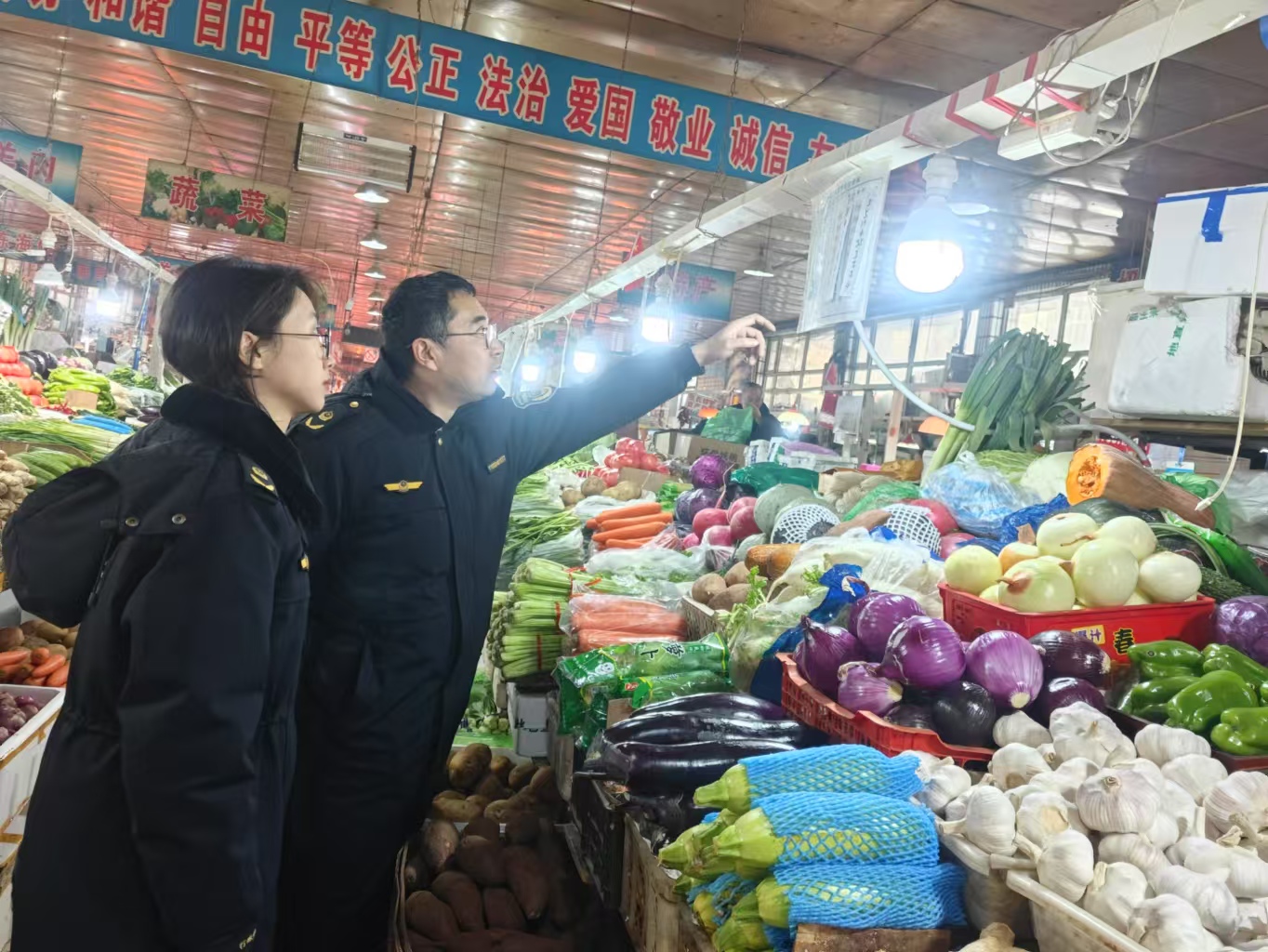 以雪为令“加速度” 守护民生“有温度” 伊美分局全力做好市场监管领域稳价保质工作_e1b2d3896761ad28eefcdeec409ee2e.jpg_596f5e983a50410fa29290676a6cbef2.jpg