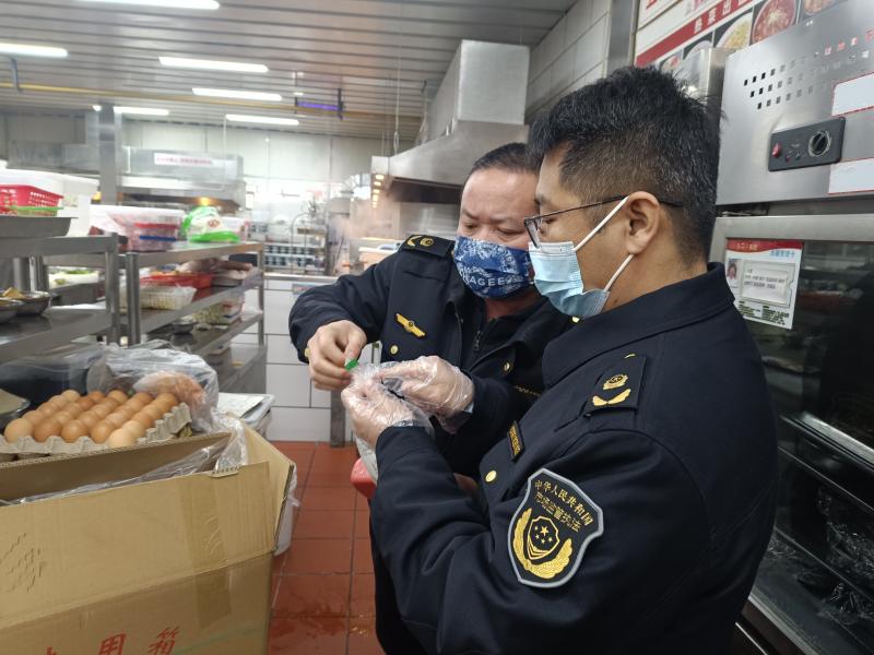 满城区市场监管局开展餐饮单位风险隐患排查 护航居民节日饮食安全_执法人员正在检查.jpg_76d6e056287945399ddb669b34f992bd.jpg