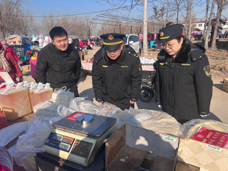 山东省宁阳县市场监管局农村集贸市场年货节计量检查让民众放心买_微信图片_20250117130652.jpg_81b278c45043419aafec153ce544928e.jpg