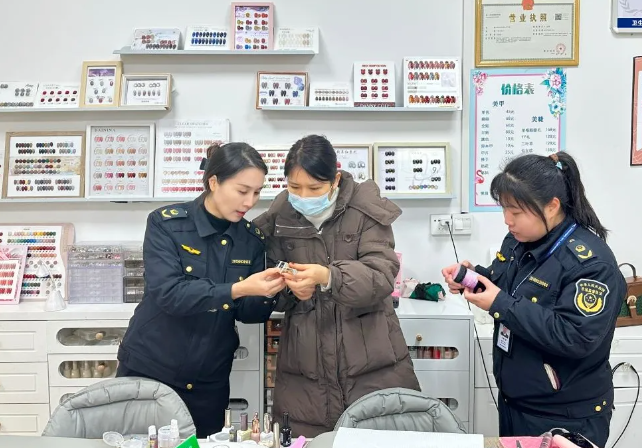 广西百色市开展春节前美容美发美甲JN江南行业化妆品安全检查(图1)