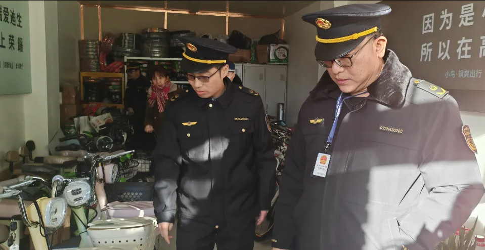 北京市怀柔区市场监管星空体育下载局开展节前电动自行车联合执法检查(图1)