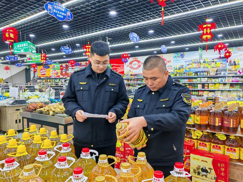 织密食品“安全网”‖保定市满城区市场监管局：春节前食品安全检查_检查现场.jpg_c6f03cc1f3be4dbd95d21944d656a266.jpg