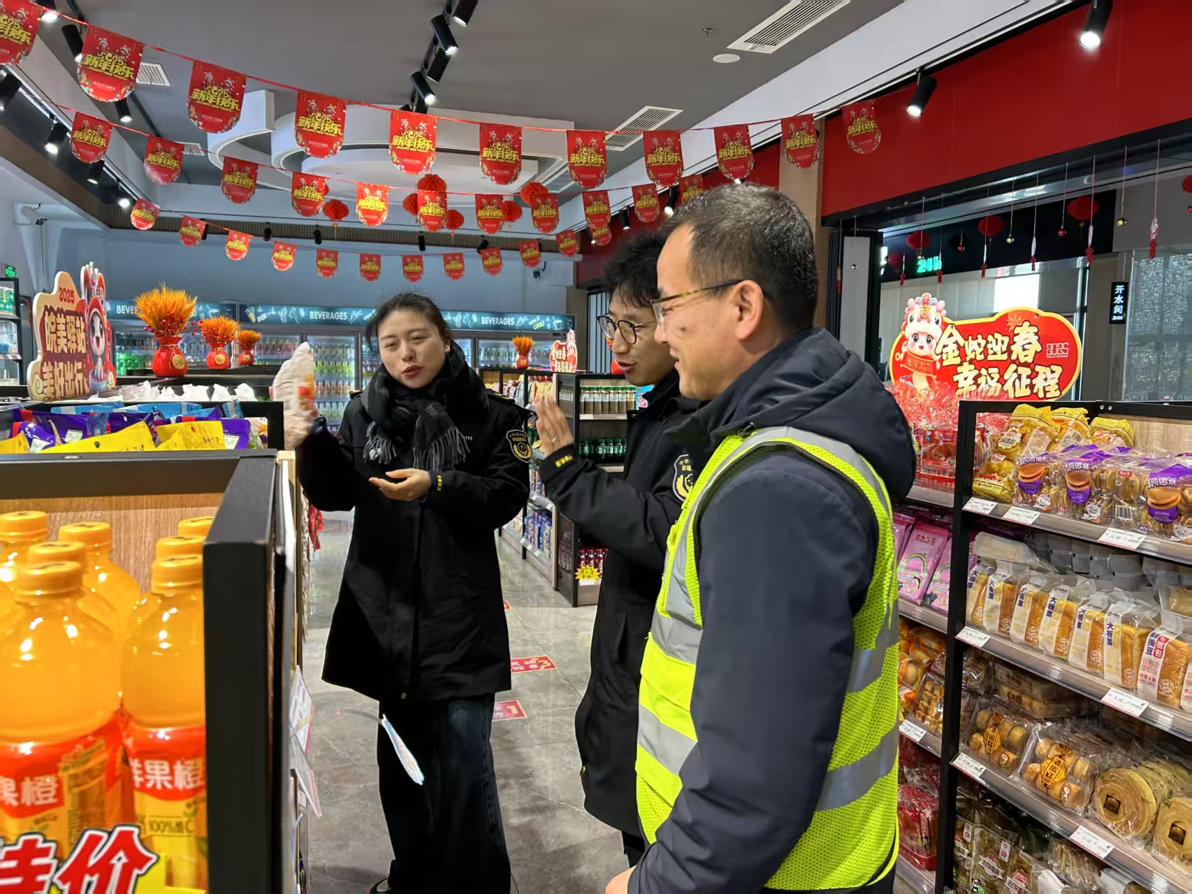 护航春运保安全 严查食品除隐患-泾川市场监管所开展春节前高速服务区食品安全保障行动_图3.jpg_b75e0b22c3424154b396b727648bde9d.jpg