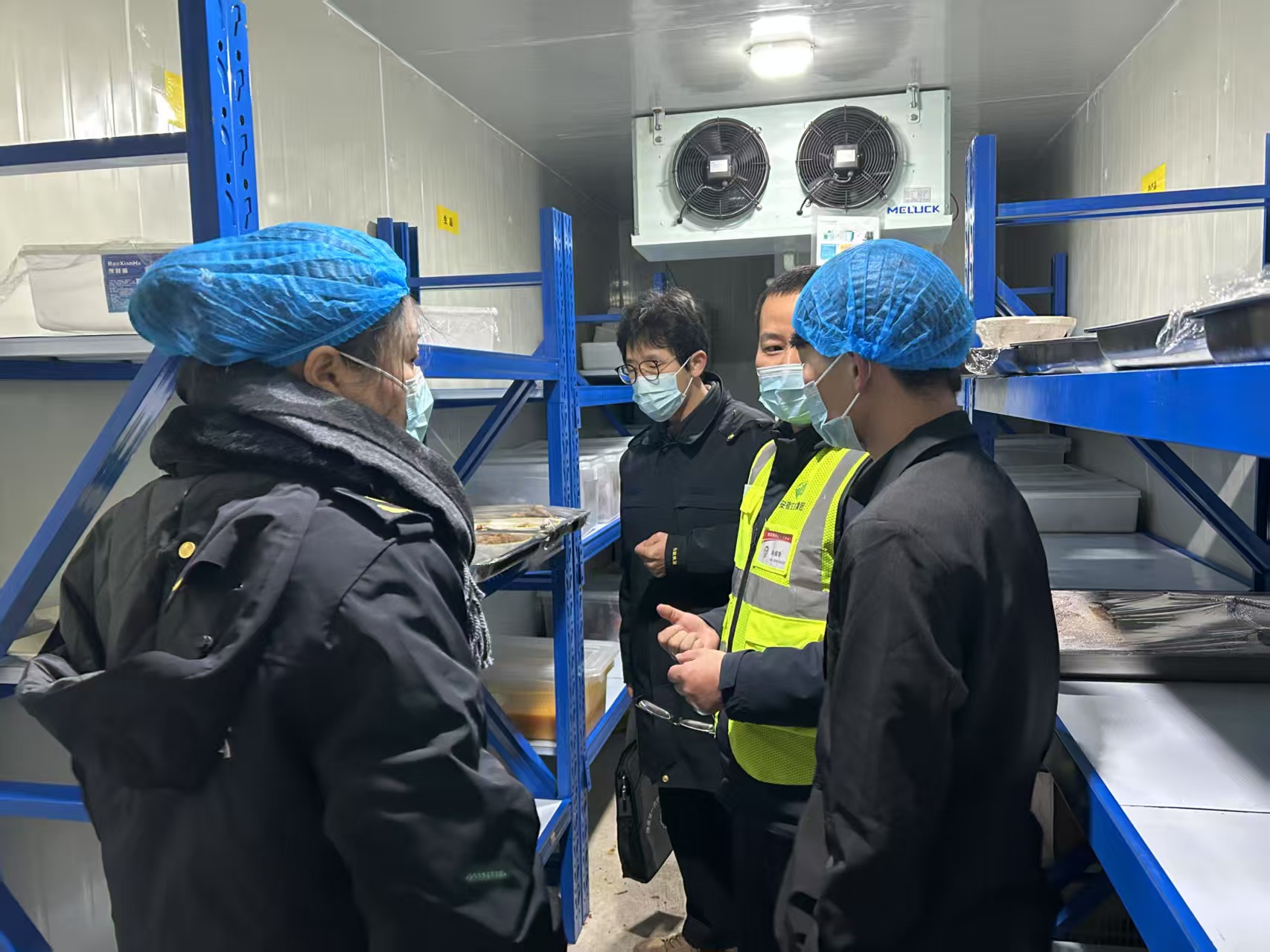 护航春运保安全 严查食品除隐患-泾川市场监管所开展春节前高速服务区食品安全保障行动_图1.jpg_008c04d291a644ae8a97e74a2d5503ce.jpg