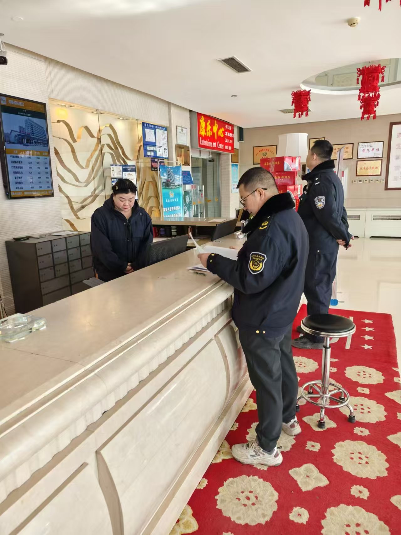 蔚县市场监督管理局联合县公安局开展旅馆业价格专项检查 为春节保“价”护航_微信图片_20250122151546.jpg_9e9f38bad1d04d6c96440cb05767186b.jpg