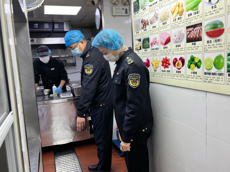 广西桂林市市场监管局深化旅游餐饮监管，全力守护“桂林味道”_广西桂林市市场监管局执法人员对餐饮服务单位后厨开展检查（黎玉卿摄）_1b1ff6edbac445c5bdafcebf04890826.jpg