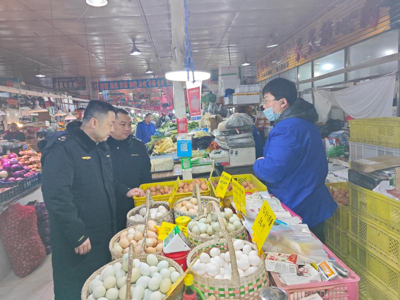 伊春市市场监督管理局开展节日市场价格监督检查_泓江农贸市场.jpg_747e32c3d6c640388166193aa8c16b04.jpg