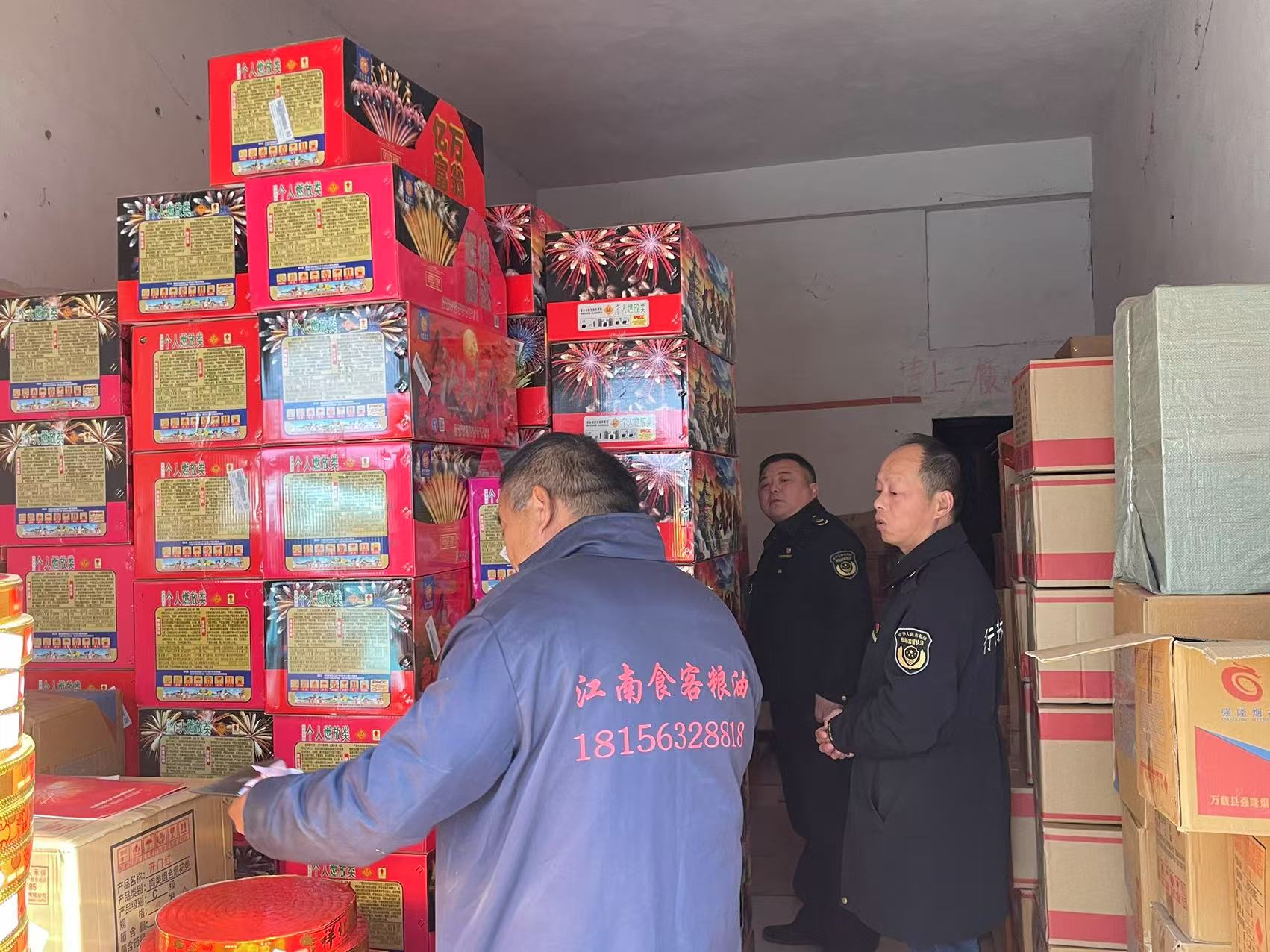 安徽泾县丁家桥市场监管所全力开展春节前烟花爆竹专项检查_ecc2733afe03e88927eb4f24036be97.jpg_4d05500af5594d9fbba594725debfb46.jpg