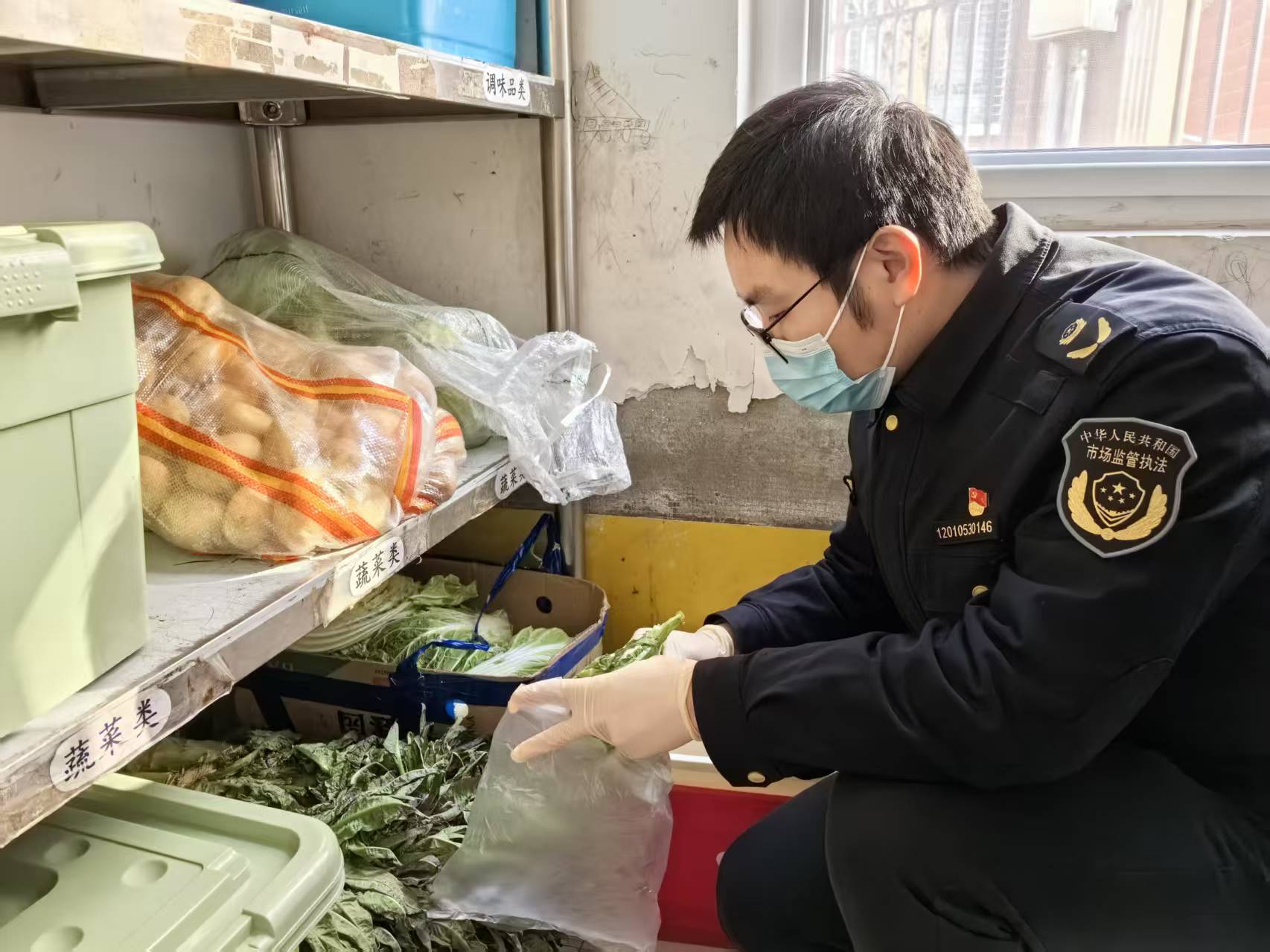 安徽省巢湖市凤凰山市场监管所：食品抽检进校园 守护师生美好“食”光_食堂抽检.jpg_269988d062374b7abba79fb4e9a6d453.jpg