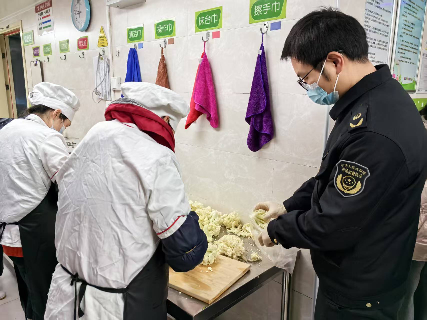 安徽省巢湖市凤凰山市场监管所：食品抽检进校园 守护师生美好“食”光_食堂抽检_1642464d2ef64718996c34b8aba360b0.jpg