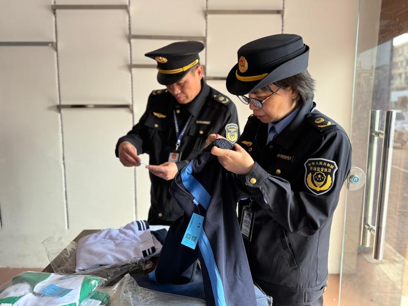 护航开学季！肇庆开展校服质量专项检查_校服检查.jpg_8341ba6a4ac74fbd8b26826316ebf054.jpg