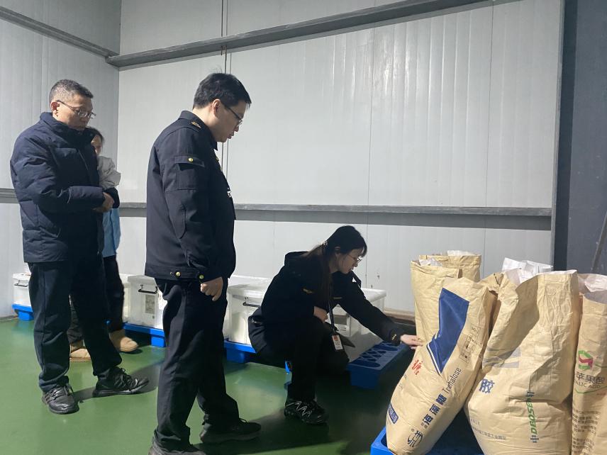 守护“甜蜜” 从“新”出发——南京市六合区市场监管局开展糕点类食品专项检查开云官网(图3)