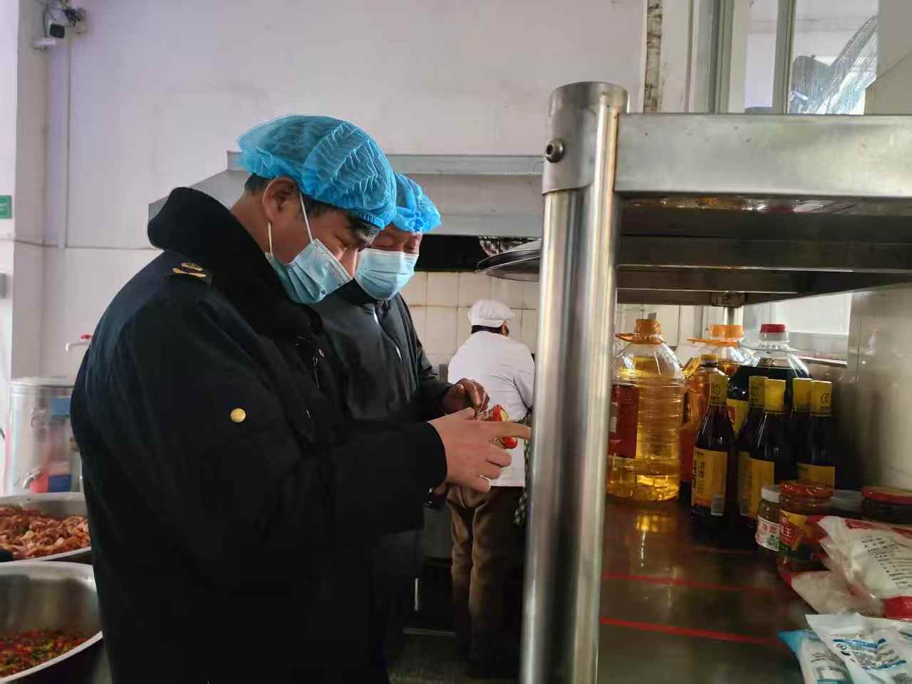 安远县市场监管局镇岗分局开展2025年春季校园食品安全检查_检查图片1_102851ff5aa547c1b07f895aa280161e.jpg