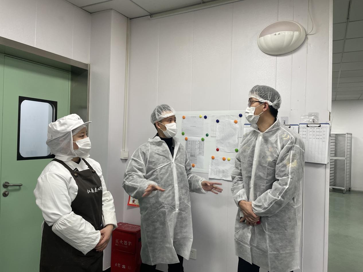 守护“甜蜜” 从“新”出发——南京市六合区市场监管局开展糕点类食品专项检查开云官网(图2)