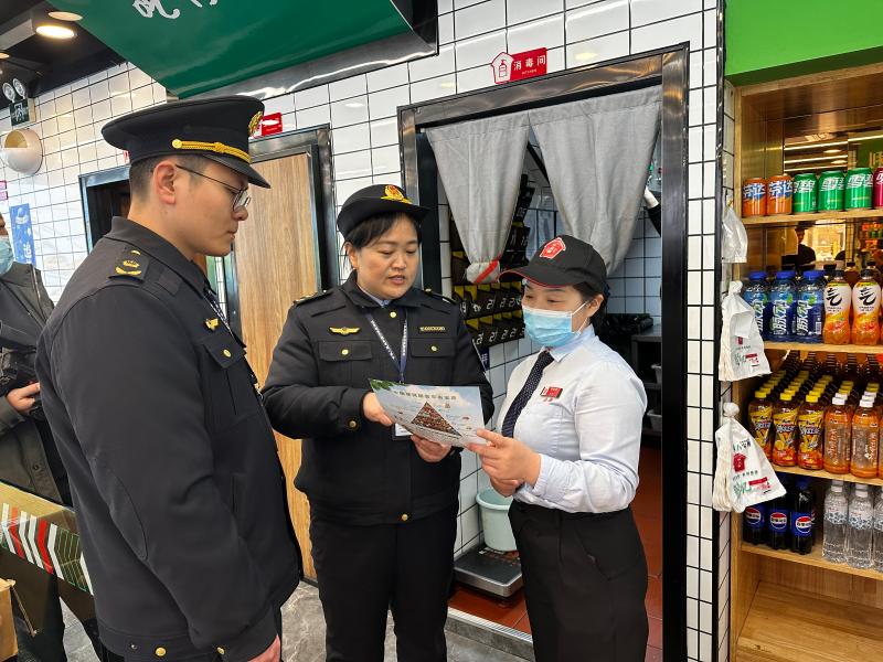 河南省许昌市市场监督管理局魏都区分局“你点我检”：守护连锁餐饮食品安全防线_执法人员在餐饮店向工作人员进行食品安全宣讲.jpg_580835852df94718aa16b1a8b5e03b51.jpg