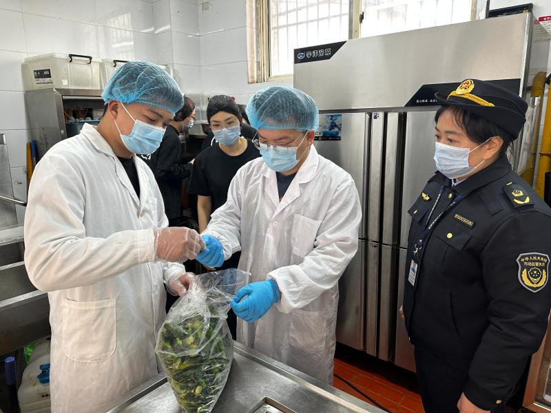 河南省许昌市市场监督管理局魏都区分局“你点我检”：守护连锁餐饮食品安全防线_执法人员和检测人员对餐饮店用的蔬菜进行随机抽检.jpg_4733e748757b4cad81a1351a1701be5e.jpg