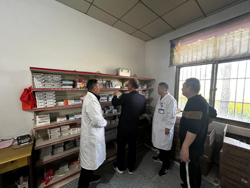 安徽省怀宁县黄龙市场监管所开展乡村卫生室安全检查_122.jpg_fdbaad44ec6443b18686a43279ec4970.jpg